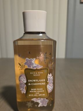 Bath & Body Works Snowflakes & Cashmere Body Wash - Clear/Gold/White